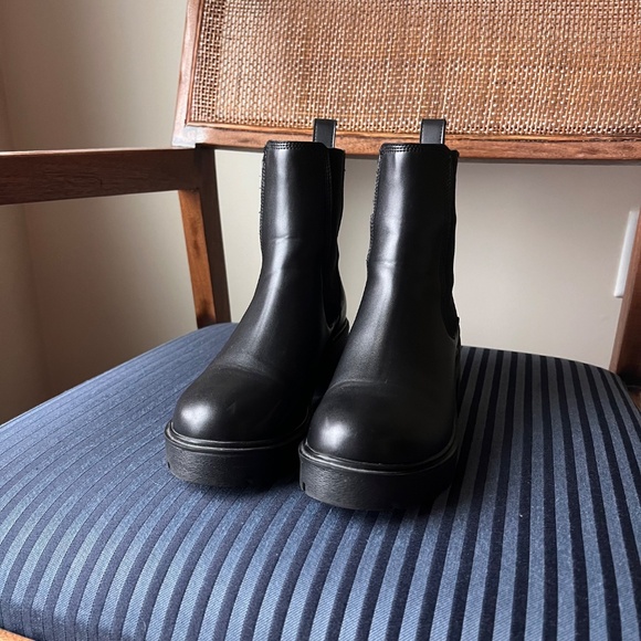 Steve Madden Honored Chelsea Bootie in Black - Picture 6 of 8